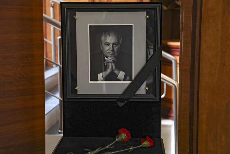 רוסיה פרחים מונחים מול תמונתו של מיכאיל גורבצ'וב ב מטה ה קרן שלו במוסקבה יום אחרי מותו