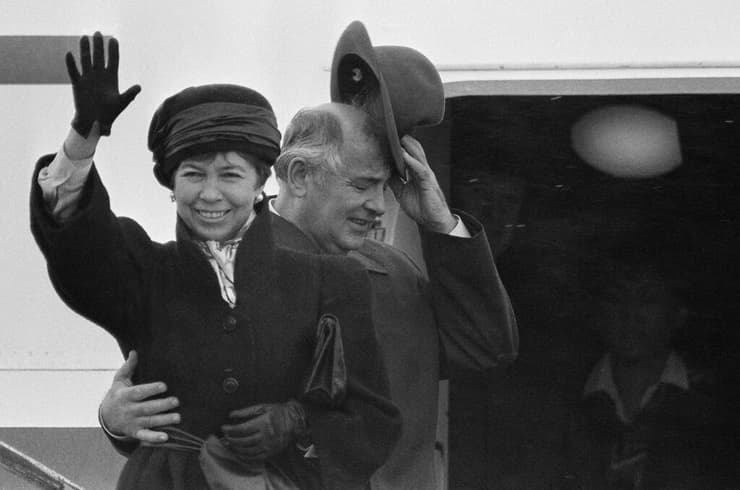 מנהיג ברית המועצות לשעבר מיכאיל גורבצ'וב עם אשתו ראיסה אחרי נחיתה בבירת פינלנד רייקיאוויק לצורך פסגה מדינית ב-1986