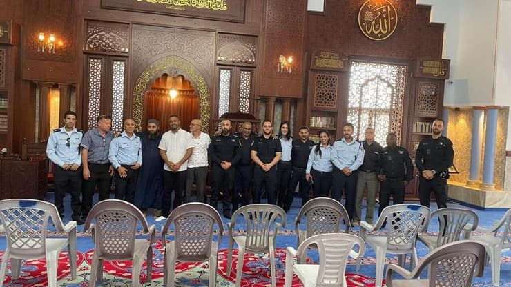 ביקור השוטרים במסגד