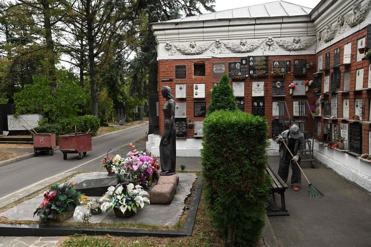רוסיה מות מיכאיל גורבצ'וב גנן מנקה ליד קבר אשתו ראיסה גורבצ'וב בבית העלמין נובודביצ'י במוסקבה שבו ייקבר