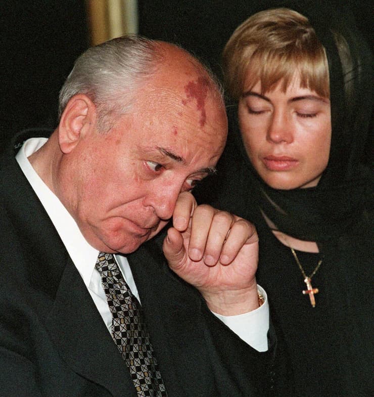 מנהיג ברית המועצות לשעבר מיכאיל גורבצ'וב בטקס אזכרה לאשתו ראיסה ב-1999 לצד בתו אירנה במוסקבה