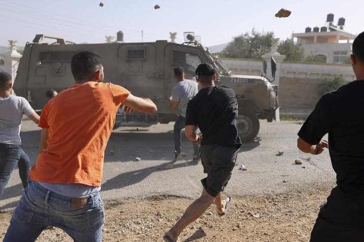 פלסטינים משליכים אבנים יידוי השלכת אבנים לעבר ג'יפ של צה"ל ב סילוואד ליד רמאללה במהלך פעילות למעצר מבוקשים