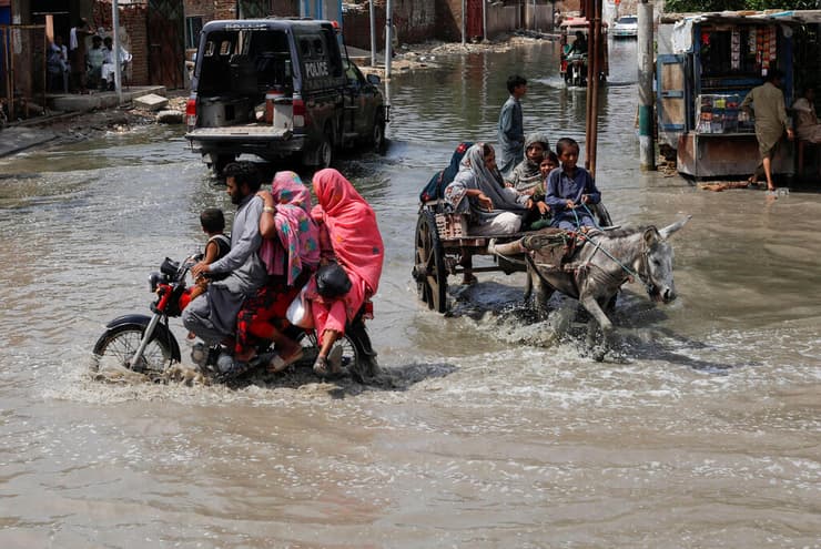 נזקי השיטפונות ב עיר ג'קובאבאד מחוז סינד דרום פקיסטן העיר החמה בעולם