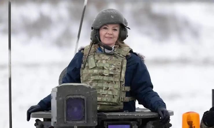 ליז טראס מועמדת ל תפקיד ראש ממשלת בריטניה נוהגת ב טנק ב אסטוניה מתוך עמוד הפליקר הממשלתי