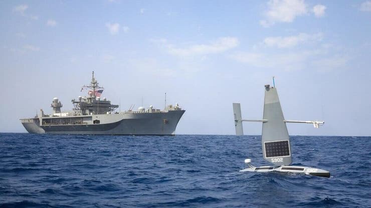 כלי שיט לא מאויש סירה רובוטית רובוט ימי של הצי האמריקני ארה"ב באזור המפרץ הפרסי ארכיון