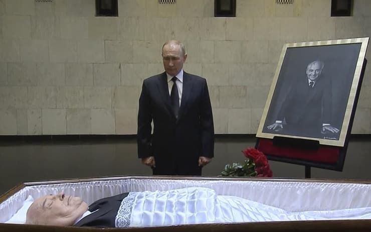 נשיא רוסיה ולידמיר פוטין חולק כבוד אחרון ל מנהיג ברית המועצות מיכאיל גורבצ'וב