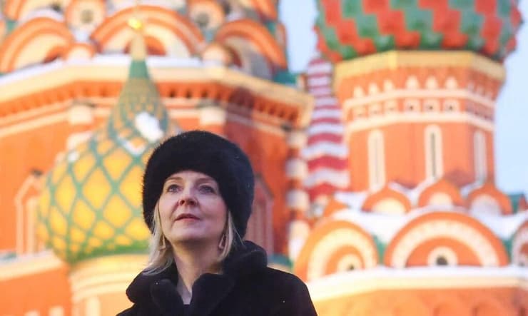 ליז טראס מועמדת ל ראש ממשלת בריטניה ב כיכר האדומה מוסקבה