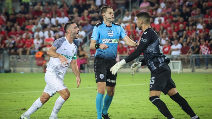 שחקן מכבי חיפה נטע לביא מול שוער הפועל באר-שבע עומרי גלזר