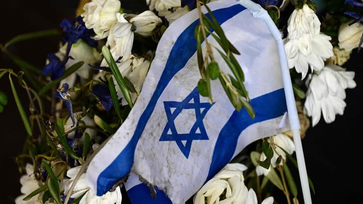 דגל ישראל באנדרטה במינכן. 50 שנה לרצח הספורטאים באולימפיאדה