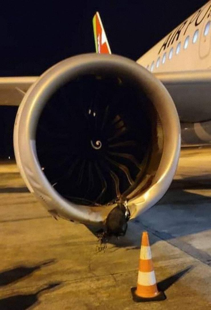 המנוע שאליו נשאבו שני הרוכבים. אירוע נדיר למדי גינאה מטוס פגע ב רוכבי אופנוע נשאבו אל המנוע נהרגו