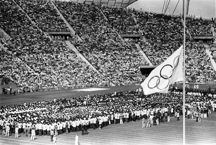 הדגל האולימפי בחצי התורן בטקס למחרת הטבח 