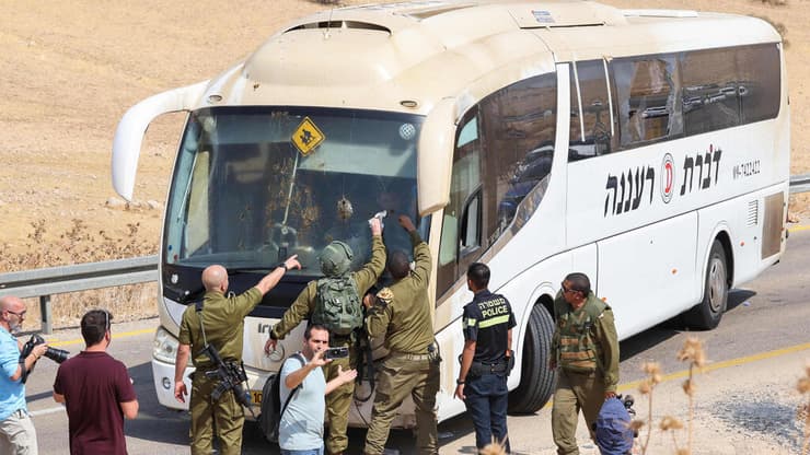 תיעוד מזירת פיגוע הירי על האוטובוס בבקעת הירדן