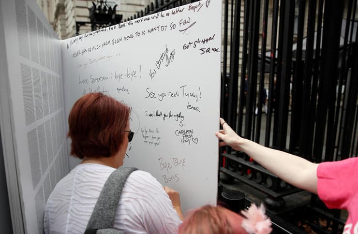 בריטניה בוריס ג'ונסון עוזב את תפקיד ראש הממשלה כותבים מסרים של פרידה ליד דאונינג 10