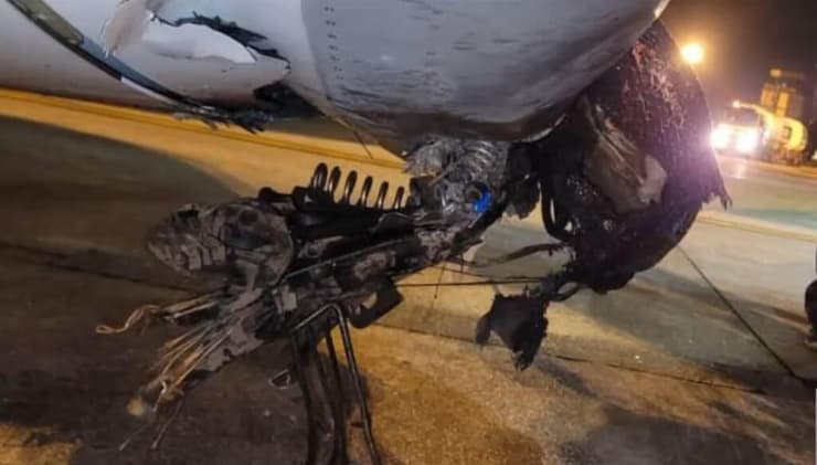 השרידים בזירת הפגיעה בגינאה. כשהמטוס נעצר, התברר הנזק גינאה מטוס פגע ב רוכבי אופנוע נשאבו אל המנוע נהרגו