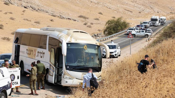תיעוד מזירת פיגוע הירי על האוטובוס בבקעת הירדן