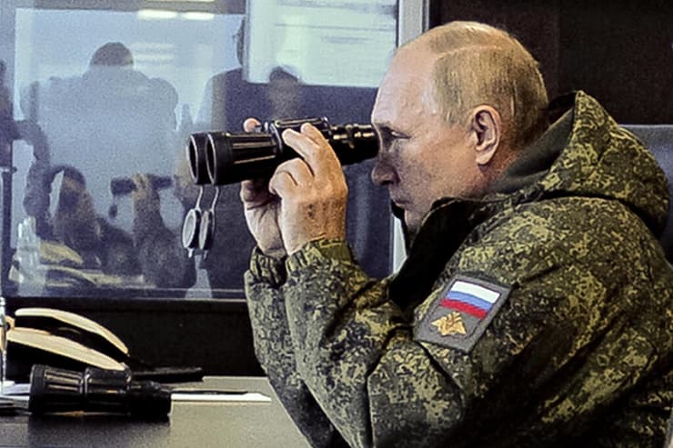 ולדימיר פוטין משקיף על תרגיל צבאי במזרח רוסיה