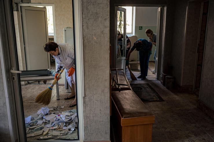 הרס ה מתחם מרפאות ב  מיקולאייב אוקראינה 