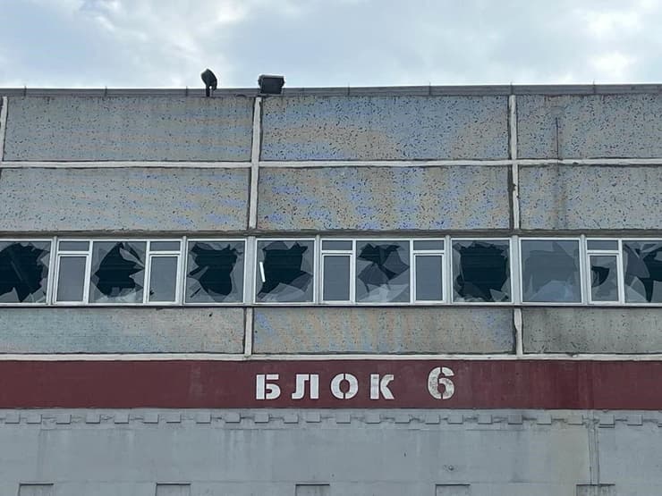 חלונות שבורים באחד ממתקני תחנת הכוח הגרעינית זפוריז'יה ב אוקראינה מלחמה רוסיה