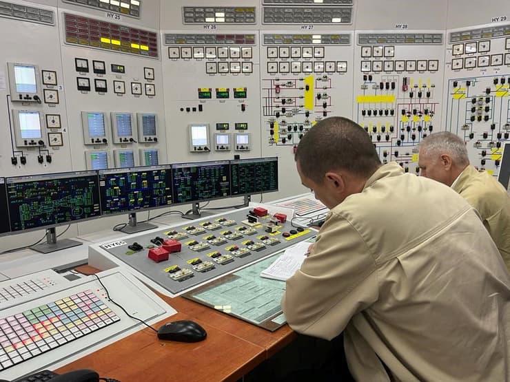 עובדים אוקראינים שמתפעלים את תחנת הכוח הגרעינית זפוריז'יה בצל מלחמה ב אוקראינה רוסיה