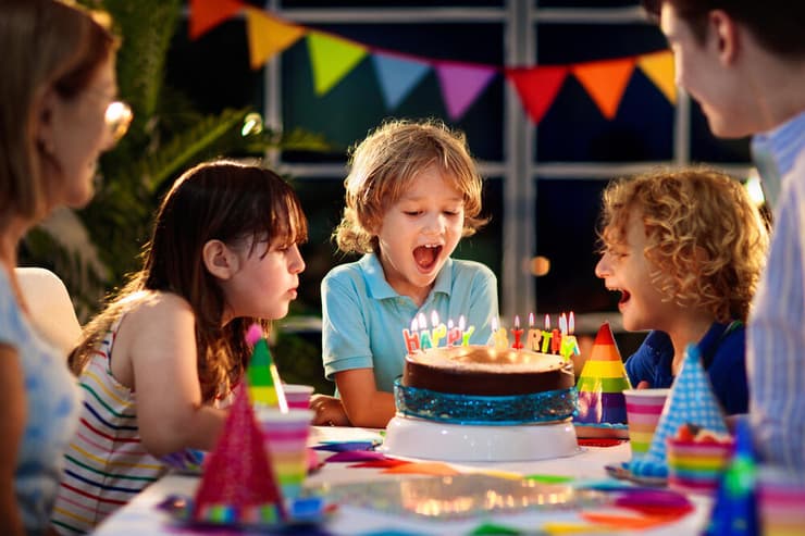ילדים חוגגים יום הולדת