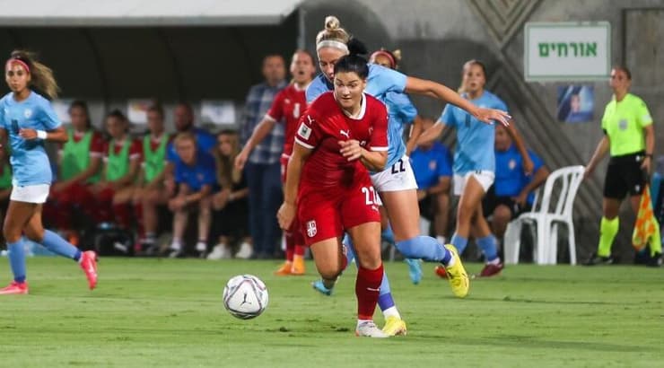 דג'נה סטפנוביץ''במאבק עם שרה בק (שחר גרוס) דג'נה סטפנוביץ''במאבק עם שרה בק