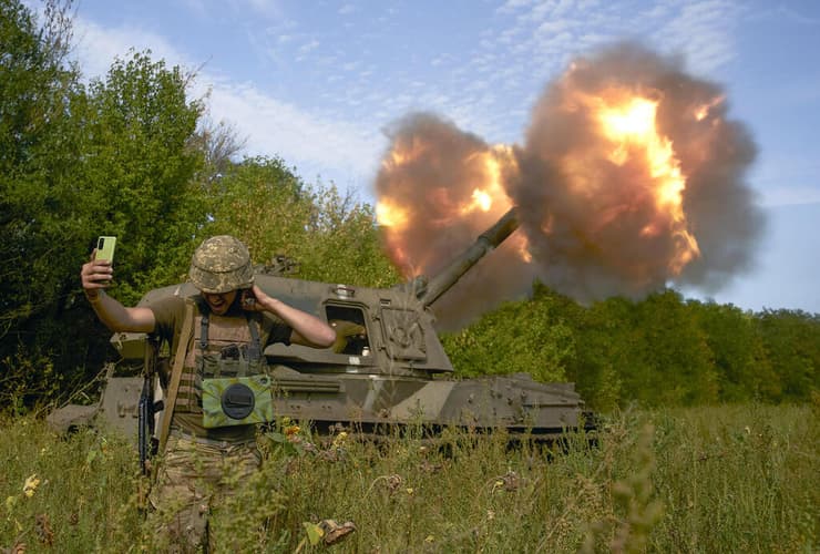 חייל אוקראיני מצלם סלפי בזמן ירי במחוז דונייצק אוקראינה