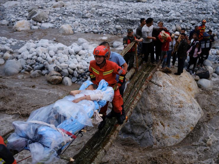פעולות חילוץ ב לודינג במחוז סצ'ואן ב סין בעקבות רעידת אדמה