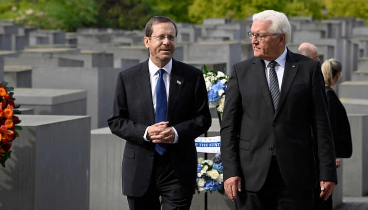 נשיא המדינה יצחק הרצוג עם נשיא גרמניה פרנק ואלטר שטיינמאייר אנדרטה אנדרטה לזכר יהודי אירופה שנרצחו 