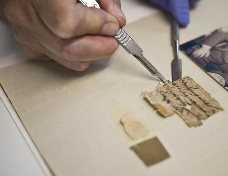 הפפירוס מטופל במעבדות המגילות של רשות העתיקות