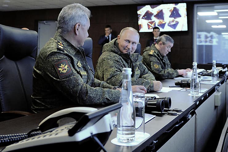 נשיא רוסיה ולדימיר פוטין צופה בתרגיל צבאי בעיר ולדיווסטוק במזרח הרחוק של רוסיה ב-6 בספטמבר