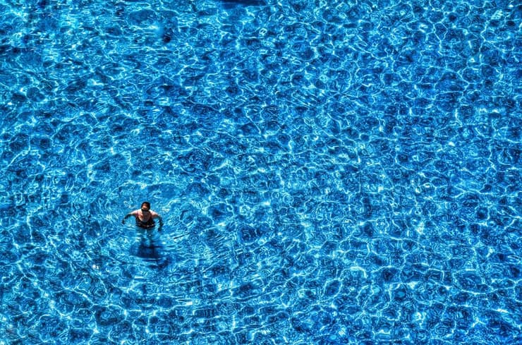הכחול של הקיץ, בריכה במלון בבולגריה
