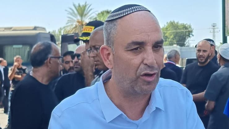 ראש עיריית לוד יאיר רביבו בהלוויה של מנאר וחדרה חג'אג'