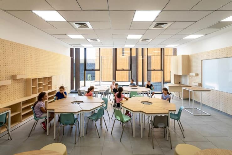 מבט אל כיתת לימוד: רהיטים מודולריים ניתנים לשינוי ולריבוי שימושים