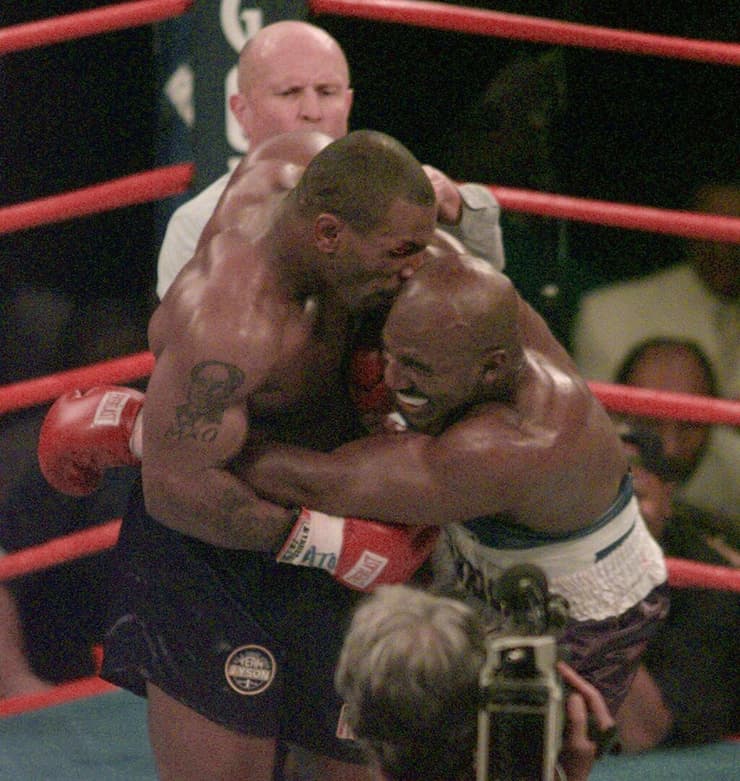 מייק טייסון נוגס באוזנו של איוונדר הוליפילד בקרב ב-1997
