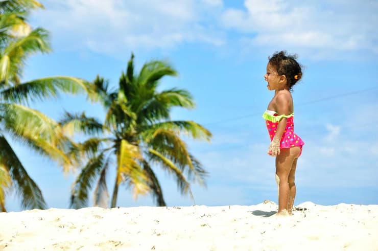 קובה: ילדה בחוף הים