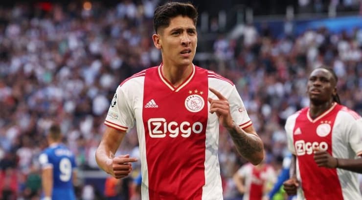 אדסון אלבארס חוגג