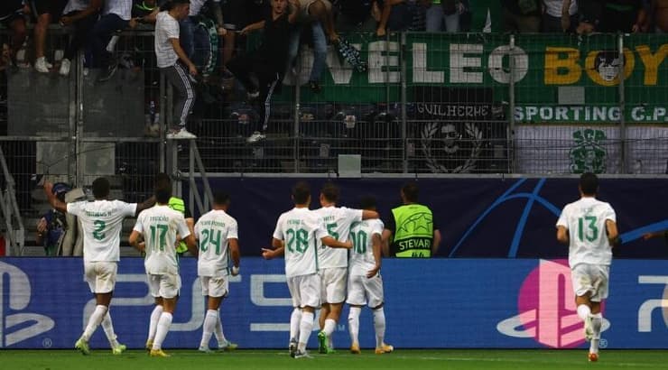 שחקני ספורינג חוגגים