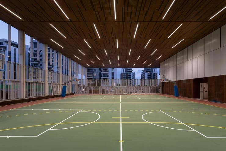 מגרש הכדורסל מקורה בגג פלדה קבוע