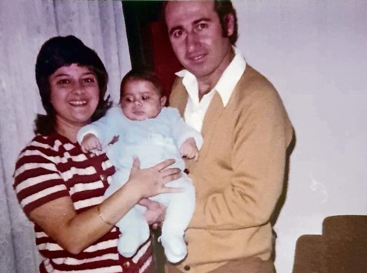 הוריו של צחי ברדוגו, מירה ויוסף ז"ל, מיד לאחר האימוץ
