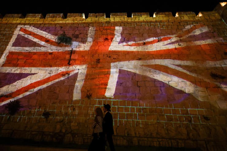 ירושלים חומות העיר העתיקה מוארות דגל בריטניה