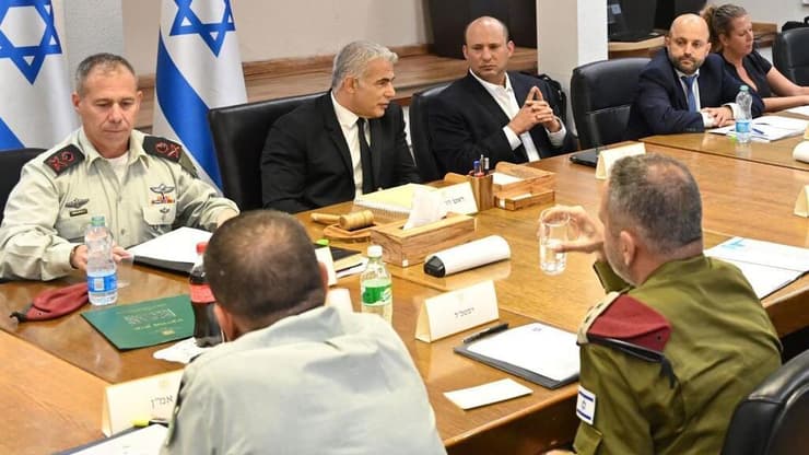 ראש הממשלה יאיר לפיד בהערכת מצב בקריה בעקבות העלייה בטרור ביהודה ושומרון
