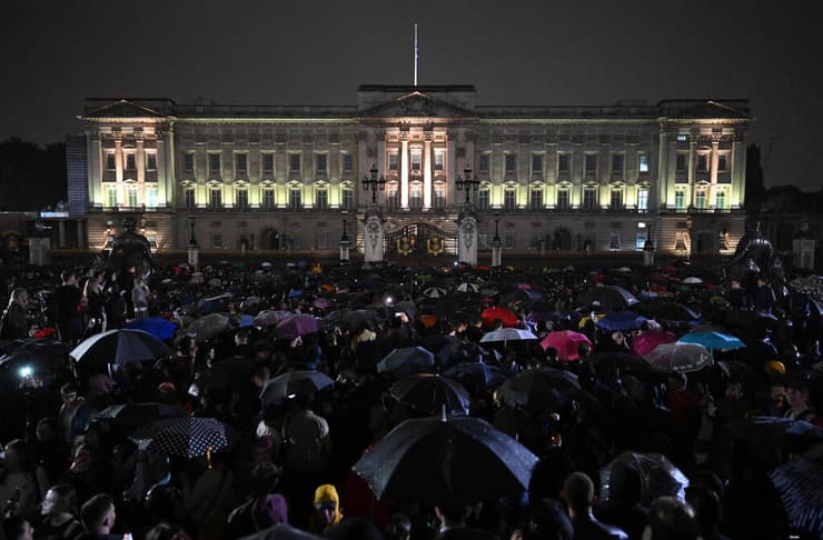 לונדון בריטניה קהל מול ארמון בקינגהאם