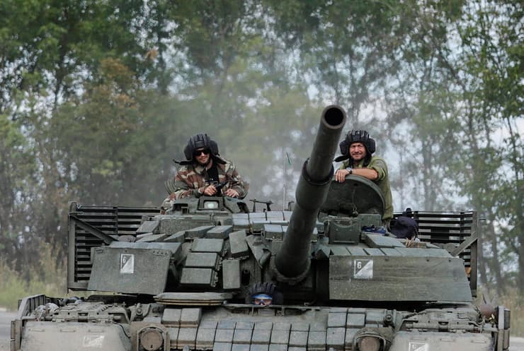 חיילים של צבא אוקראינה באזור קו החזית ליד העיירה בחמוט מחוז דונייצק חבל דונבאס מלחמה מול רוסיה