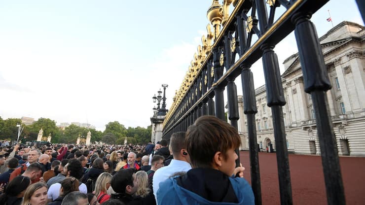 לונדון בריטניה קהל מול ארמון בקינגהאם