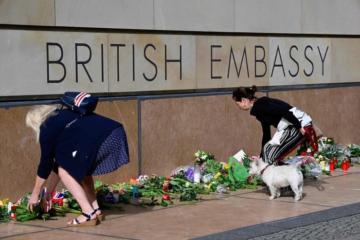 בריטניה מות המלכה אליזבת השנייה מניחים פרחים ב שגרירות בריטניה ב ברלין גרמניה