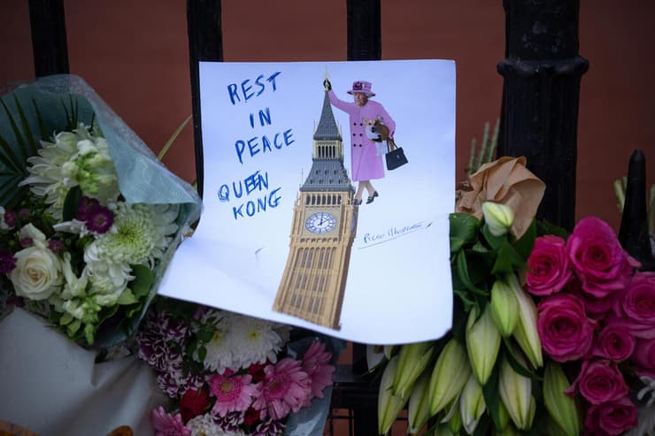 בריטניה מות המלכה אליזבת השנייה מניחים פרחים מול ארמון בקינגהאם