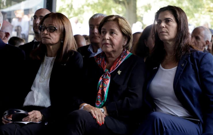 יו"ר הוועד האולימפי יעל ארד עם האלמנות אנקי שפיצר (באמצע) ואילנה רומנו (משמאל) במהלך הטקס במינכן (צילום: רויטרס) ארד, שפיצר ורומנו