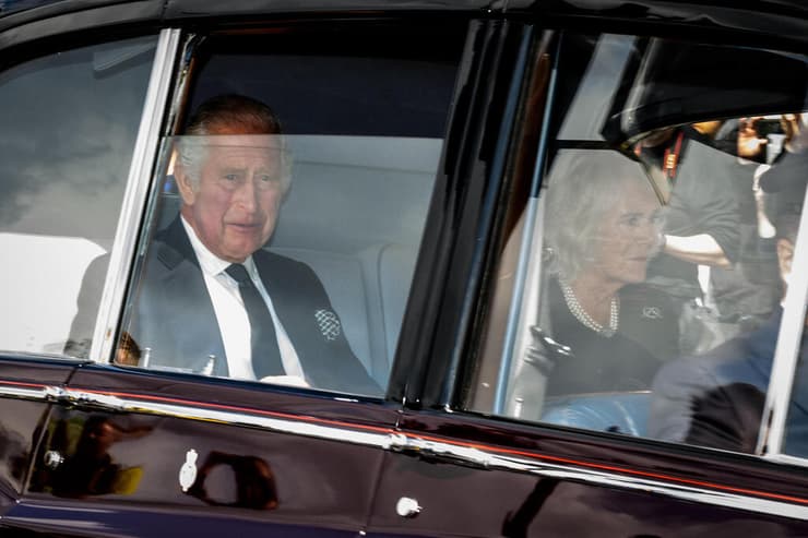 המלך צ'רלס ו קמילה בדרך ל ארמון בקינגהאם לונדון בריטניה