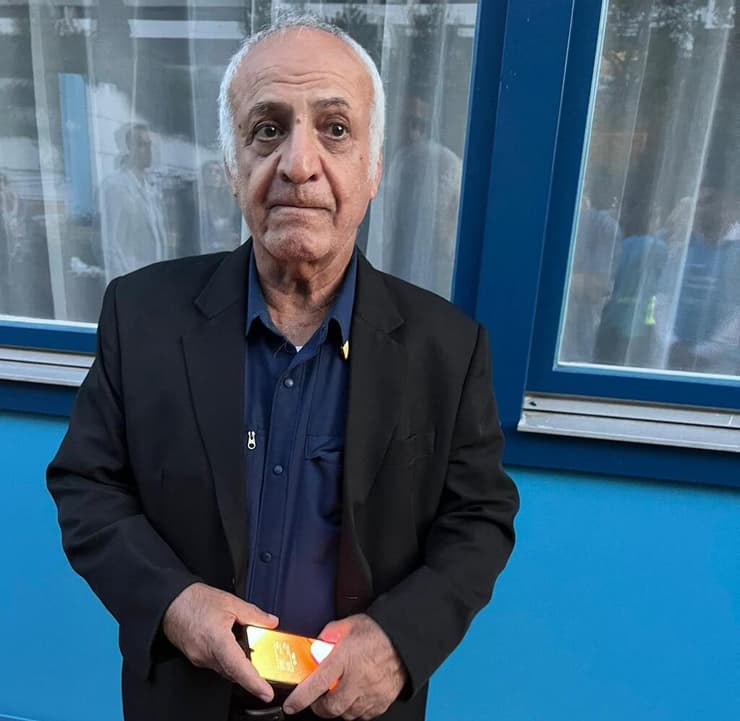 "הבריחה הזו הרסה לי את החיים". גד צברי מחוץ לדירה ברחוב קונולי, השבוע (צילום: זאב אברהמי) גד צברי