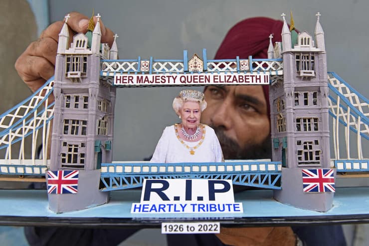 בריטניה מות המלכה אליזבת השנייה אומן נייר הודי ש בנה את גשר לונדון לכבוד המלכה